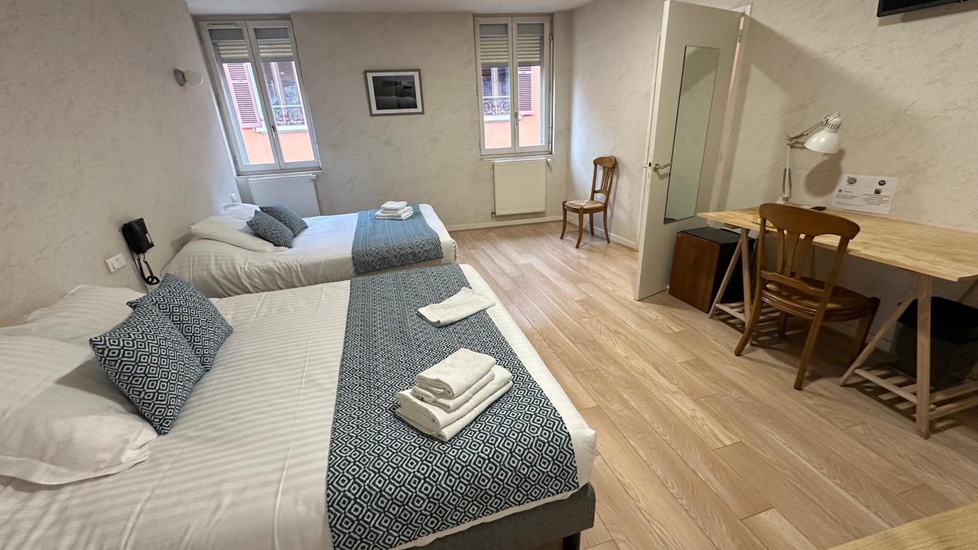 Logis Hotel Du Fer A Cheval Yenne Eksteriør billede