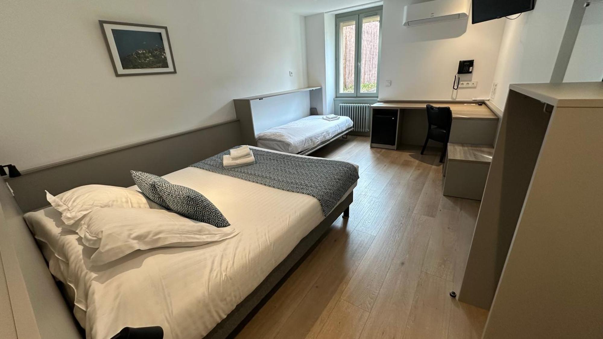 Logis Hotel Du Fer A Cheval Yenne Eksteriør billede