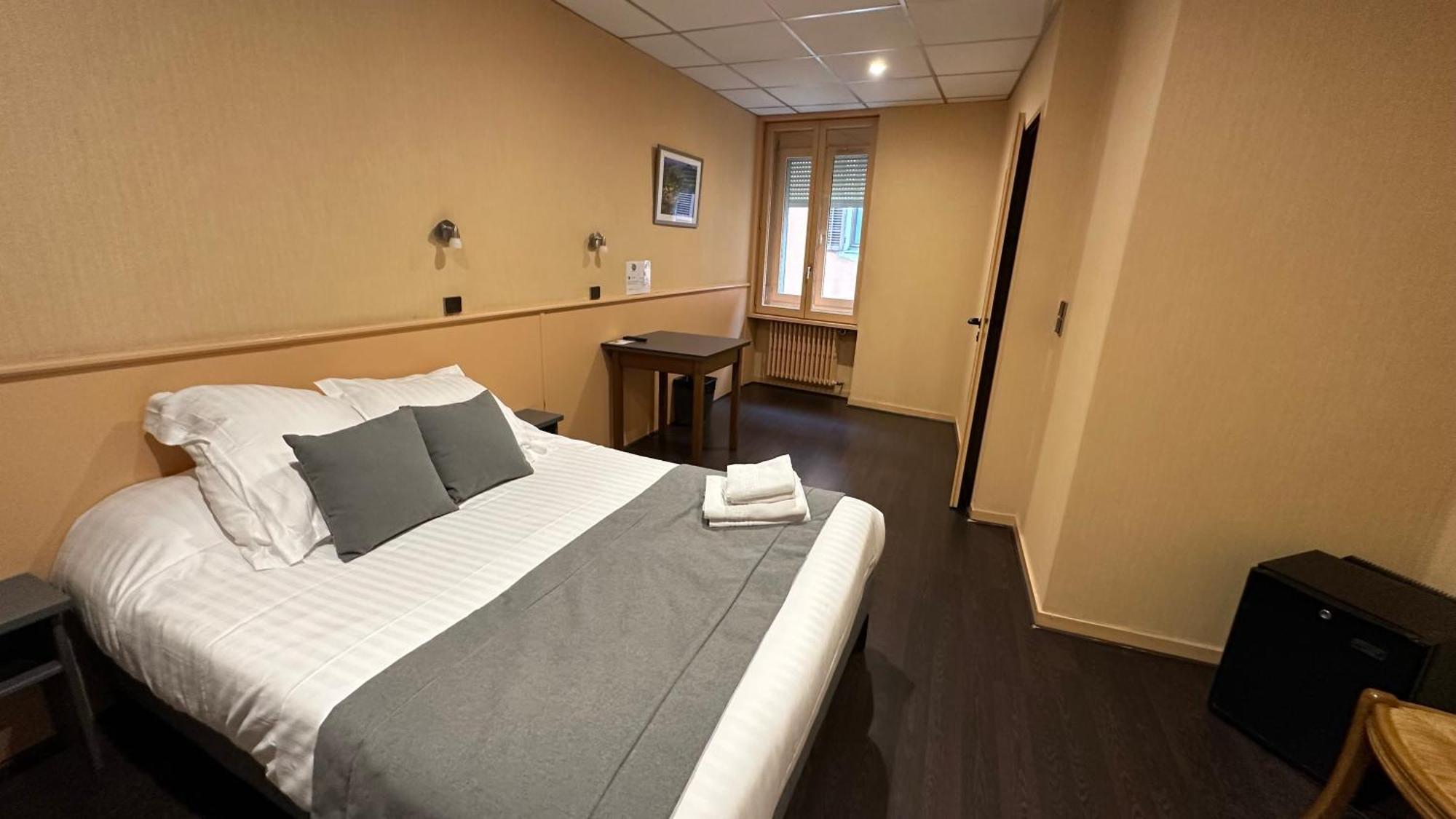 Logis Hotel Du Fer A Cheval Yenne Eksteriør billede
